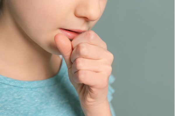 咳をしている様子